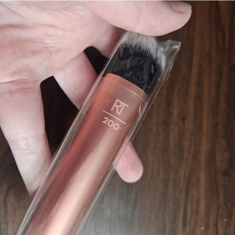 RT REAL TECHNIQUES Expert Foundation Brush 200 ~ NEW